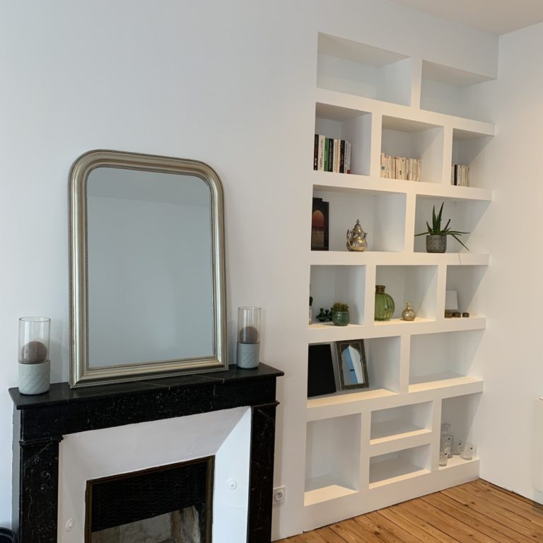 Étagères avec cheminée - rénovation appartement Angers