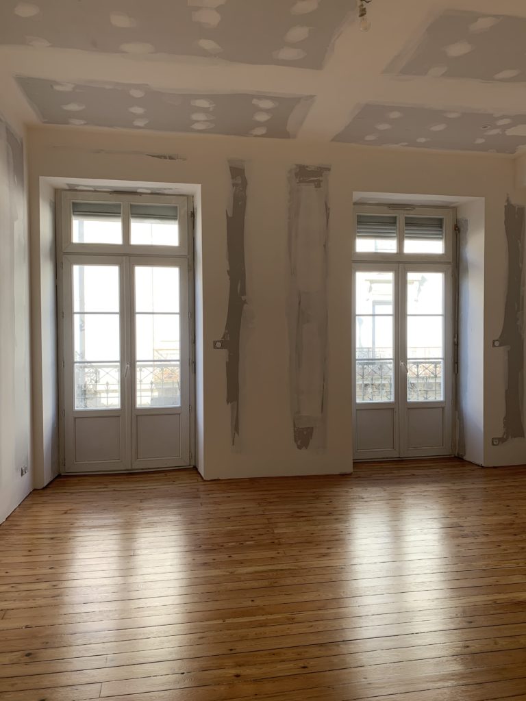 Rénovation du salon par PMP plaquiste Angers avec un magnifique parquet