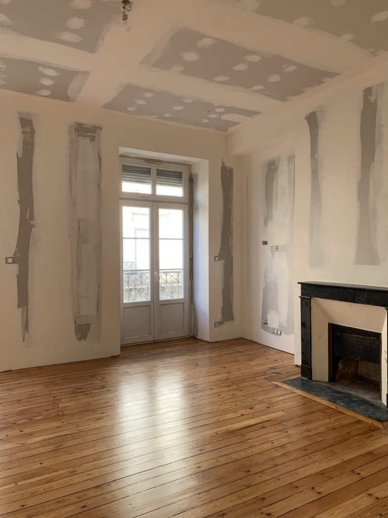 Isolation murs et pose de cloison par PMP plaquiste Angers avec cheminée et parquet