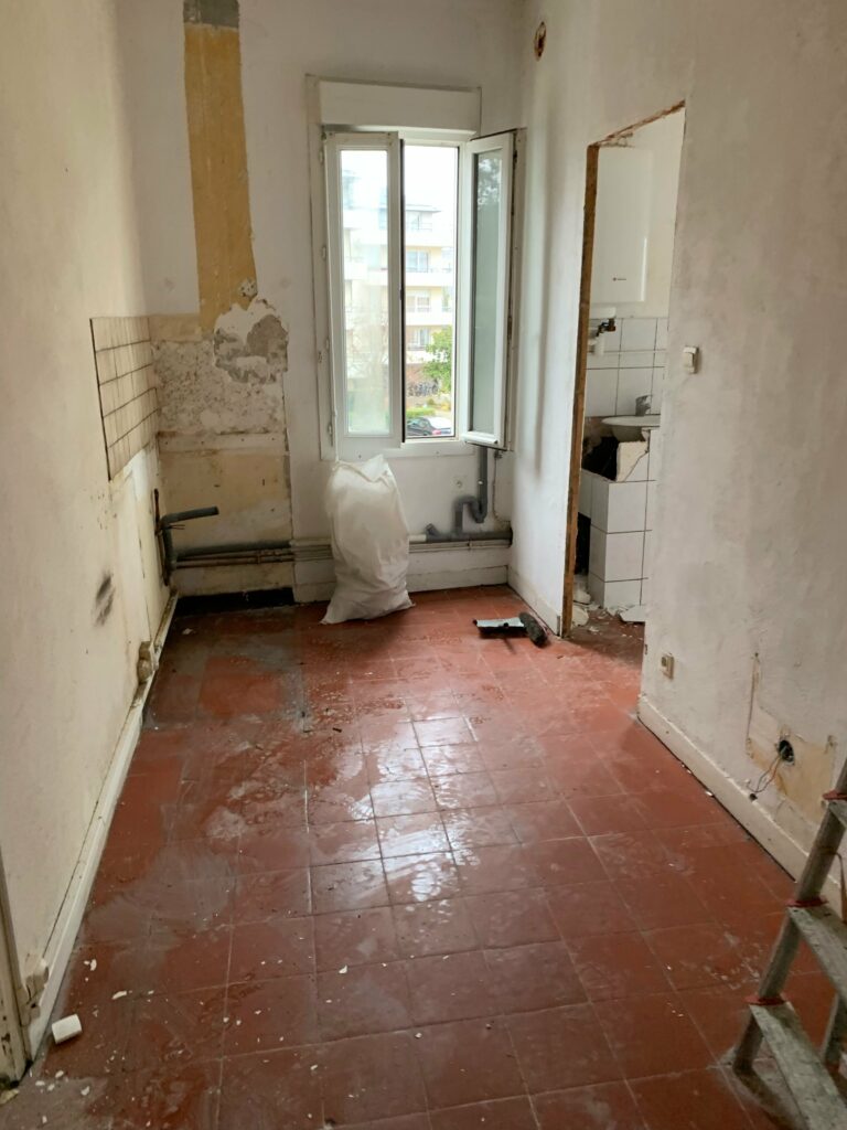 Plaquiste à Angers - rénovation cuisine - pièce en travaux avec tomettes rouges au sol