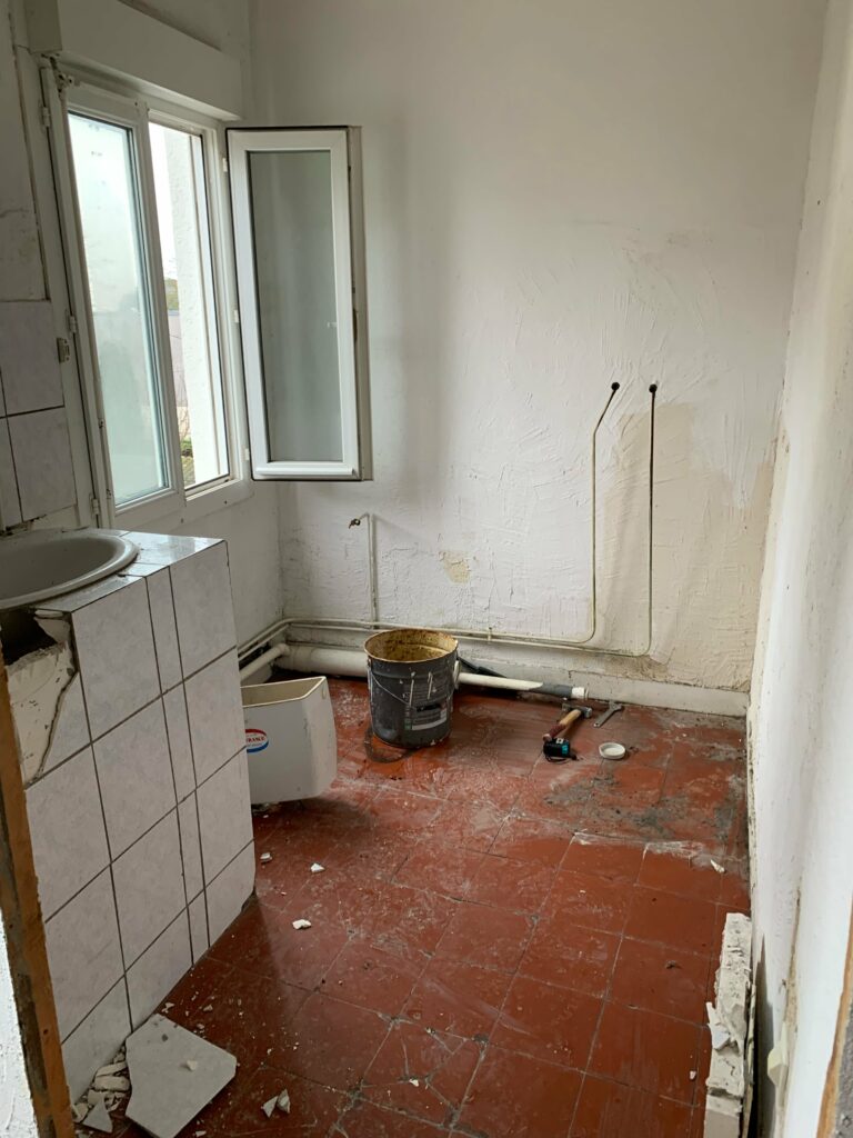Plaquiste à Angers - rénovation salle de bain travaux pièce avec tomettes rouges au sol
